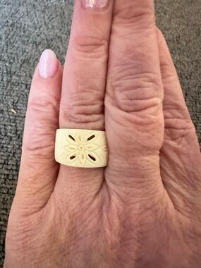 Vintage Hand-Carved Cream Floral Band Ring